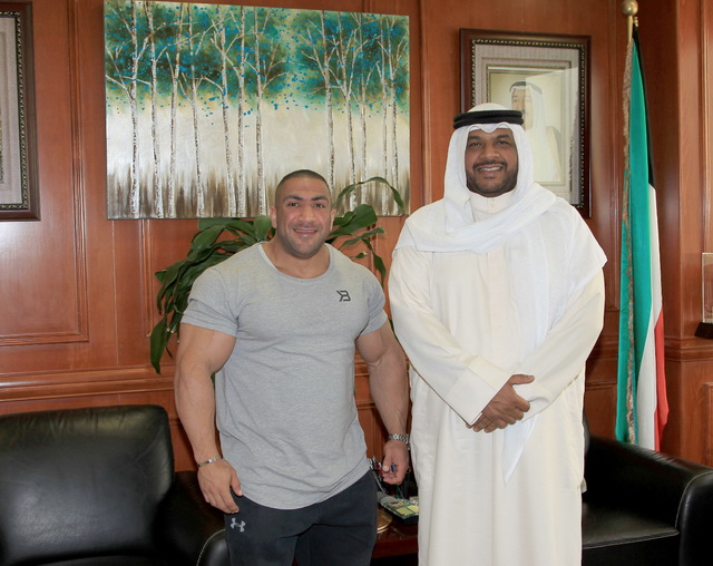 "المنصور" استقبل بطل كمال الأجسام "أحمد أشكنانى" 